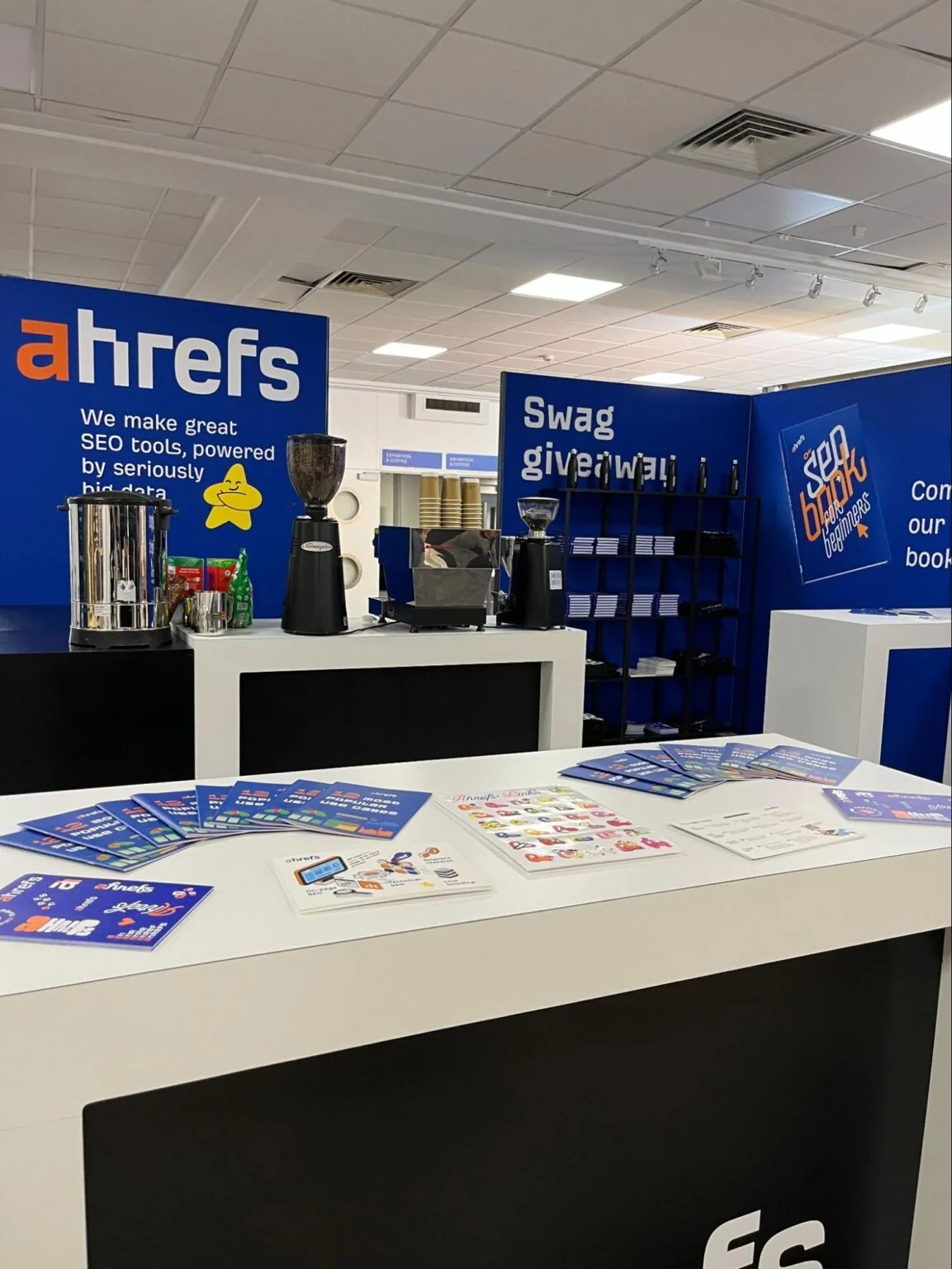 Ahrefs 物资齐备的展位