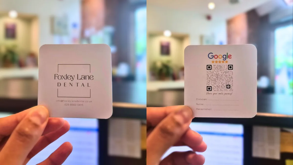 名片正面看起来正常,背面显示一个用于在 Google 上获取评价的二维码。