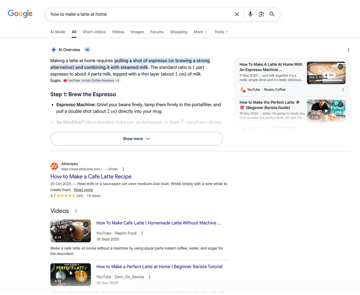 “how to make a latte at home”的 Google 搜索结果,包含 AI 概览、食谱和视频结果