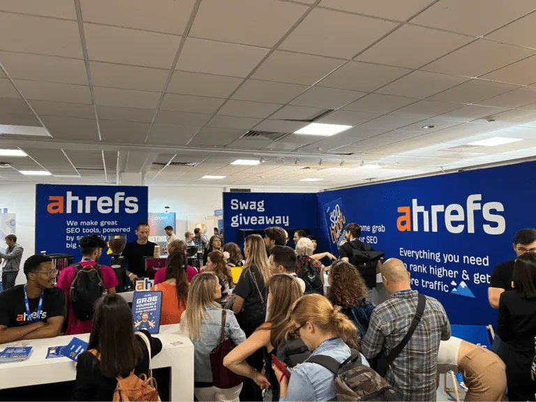 Ahrefs 展台前熙熙攘攘的人群