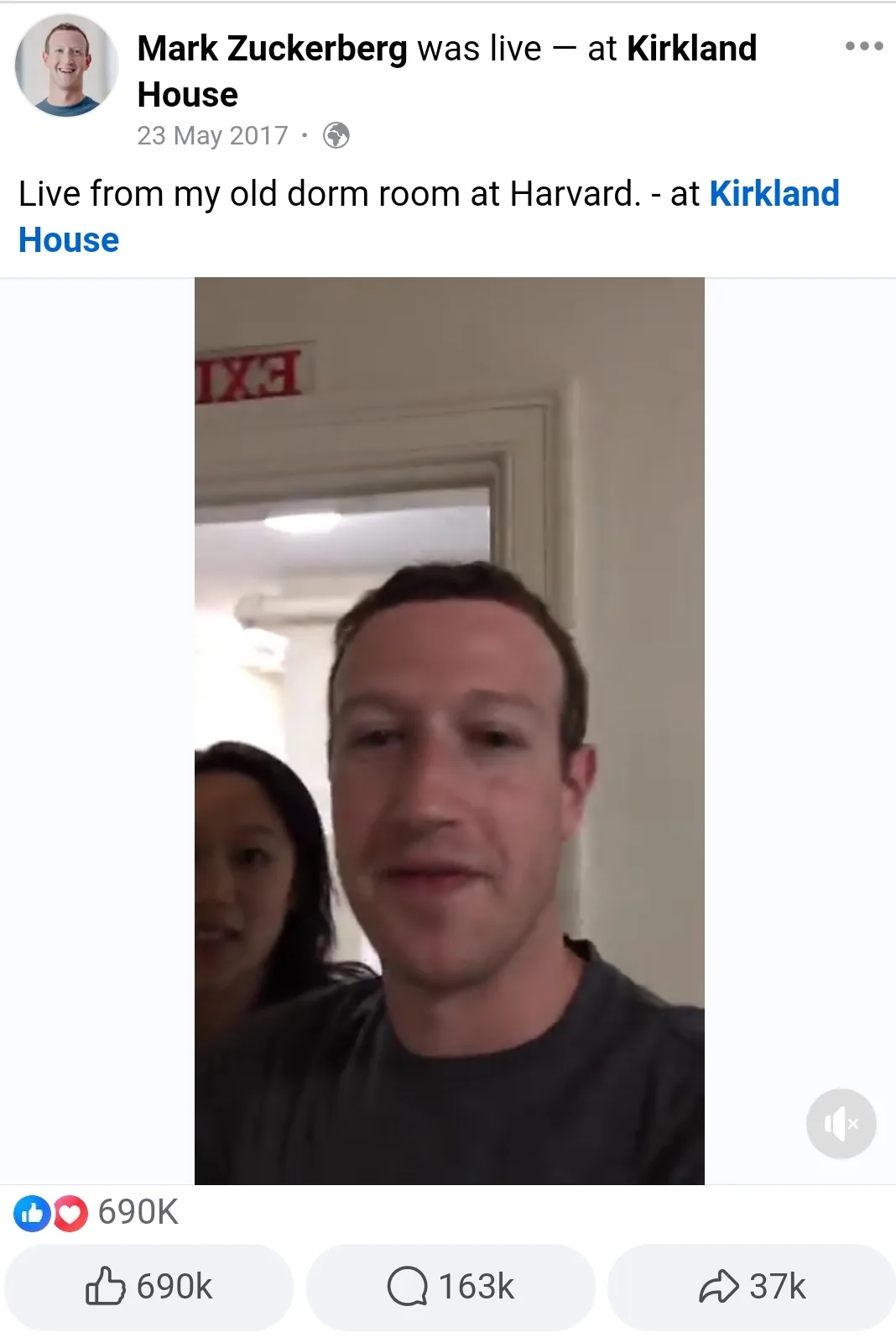 Mark Zuckerberg 在哈佛旧宿舍的 Facebook 直播