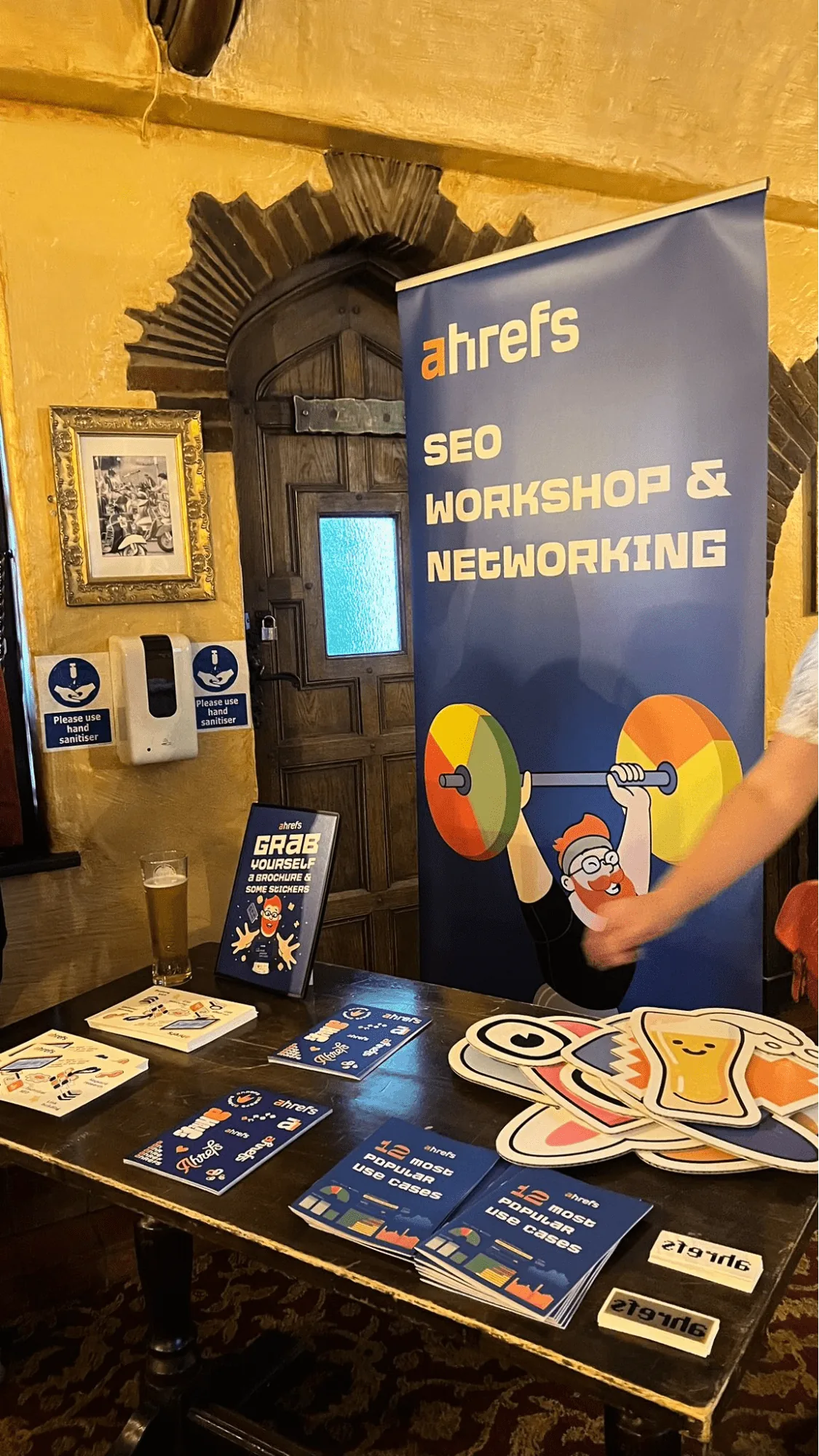 Ahrefs 工作坊上的横幅和周边赠品