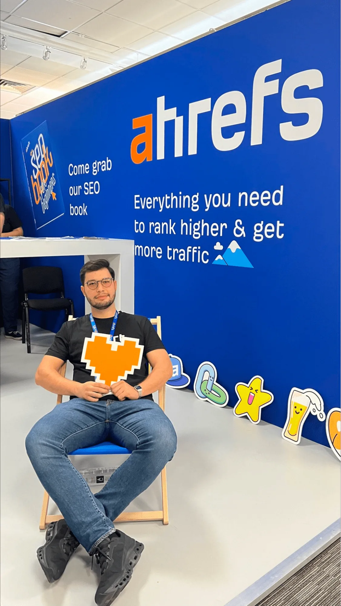 Andrei Țiț 在 Ahrefs 展位的椅子上休息