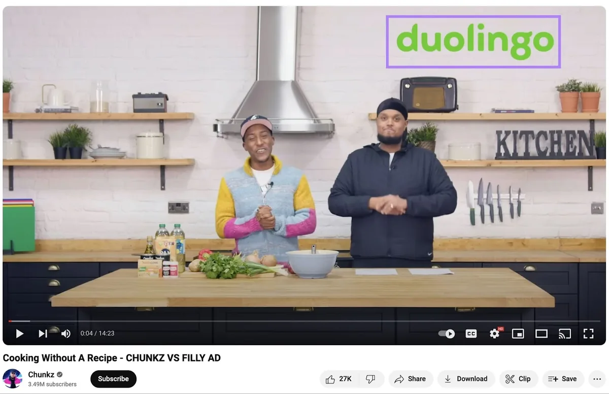 烹饪 YouTube 视频,两名男子在厨房准备烹饪食谱。右上角有 Duolingo 标志