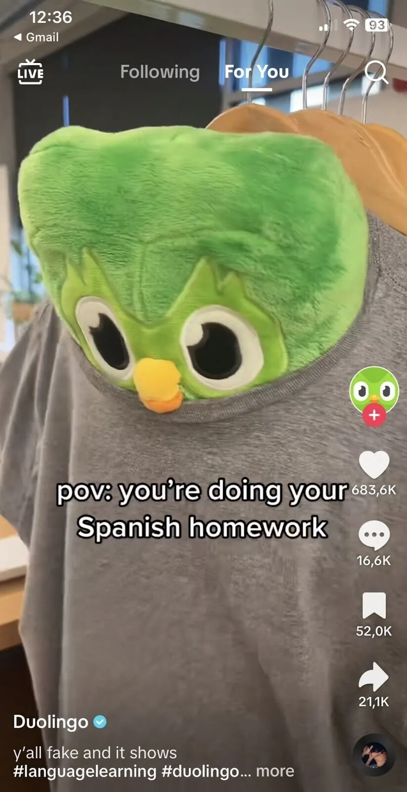 Duolingo 的 TikTok 视频，屏幕字幕为：“pov: you’re doing your Spanish homework”