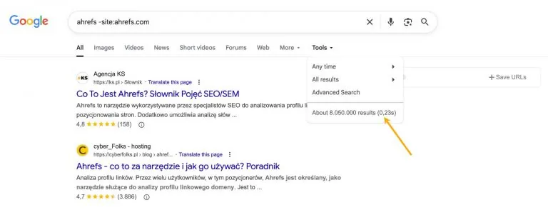 一张 Google 搜索截图，展示如何通过搜索品牌名并排除品牌自身域名来查找未链接的品牌提及，箭头指向结果总数。