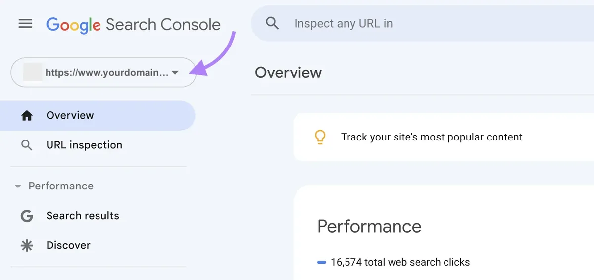 Google Search Console 仪表板，箭头指向域属性选择菜单。