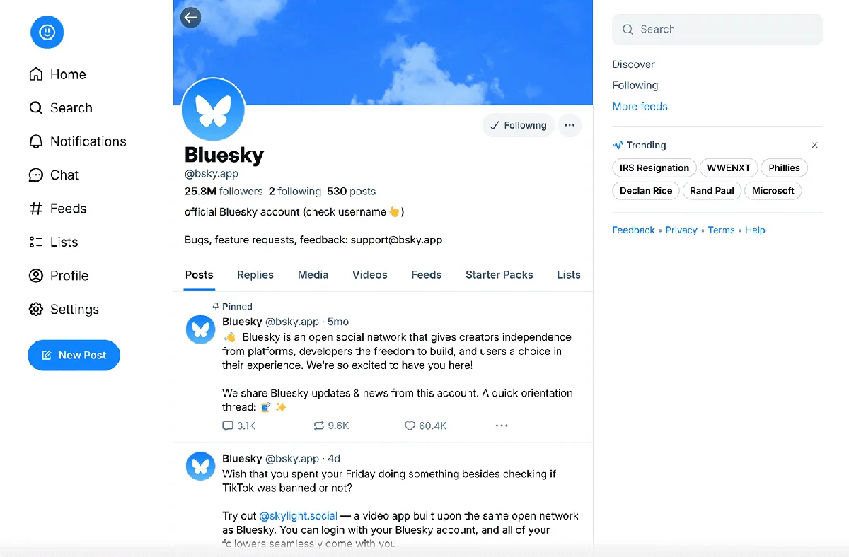 Bluesky 官方社交媒体资料的截图,拥有 2580 万粉丝。帖子包括对 Bluesky 的介绍以及对相关平台 Skylight 的提及。