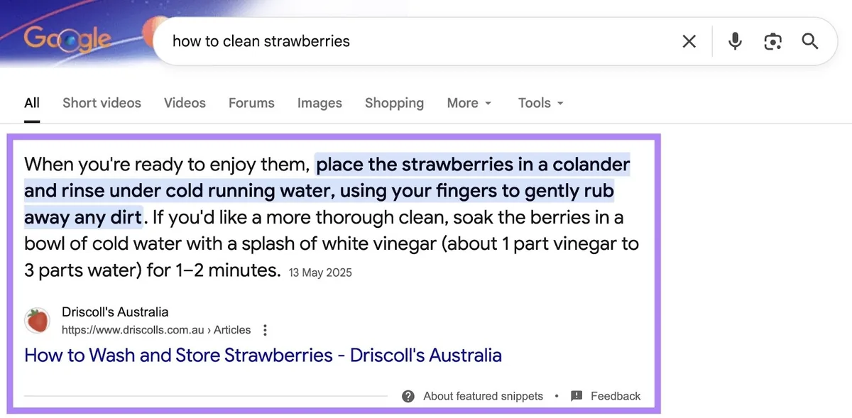 词条“how to clean strawberries”的 Google 搜索结果页面,精选摘要显示为顶部结果。