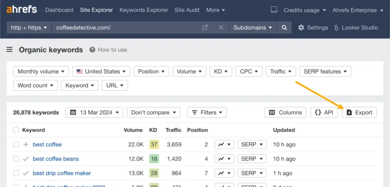 用 Ahrefs Site Explorer 中的 Organic Keywords（自然关键词）报表找出竞争对手的关键词，然后导出数据