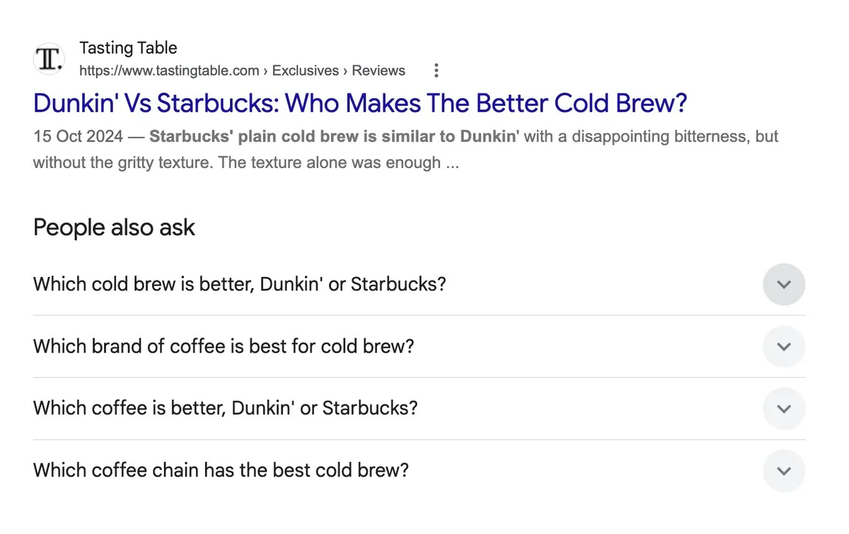 词条“dunkin cold brew vs starbucks cold brew”的 Google 搜索结果页面,展示一篇对比文章和一个 PAA 框。