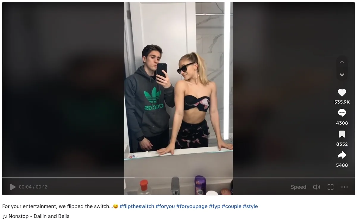 TikTok 挑战“Flip the Switch”中穿着同一套衣服的两个人