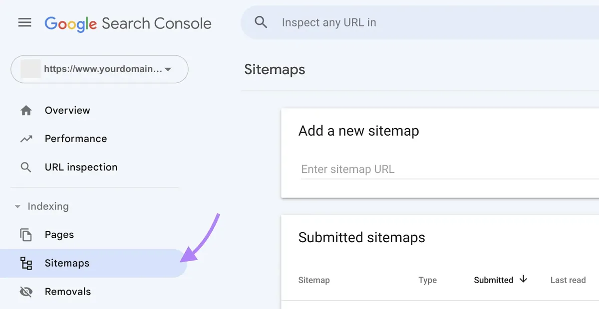 Google Search Console 仪表板，箭头指向 Sitemaps 菜单选项。