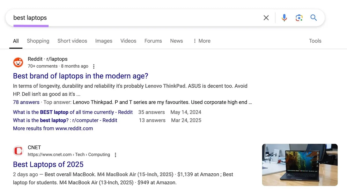 商业关键词“best laptops”的 Google 搜索结果页面，第三方网站占据顶部自然结果。