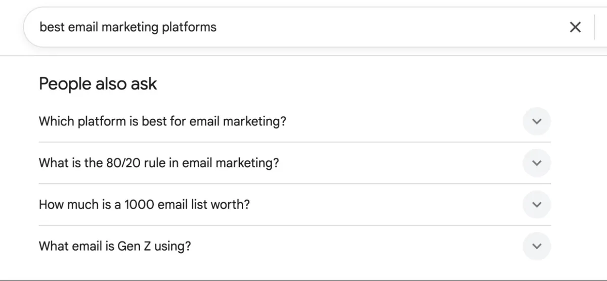 Google 搜索结果页面上词条“best email marketing platforms”的“People also ask”区块。