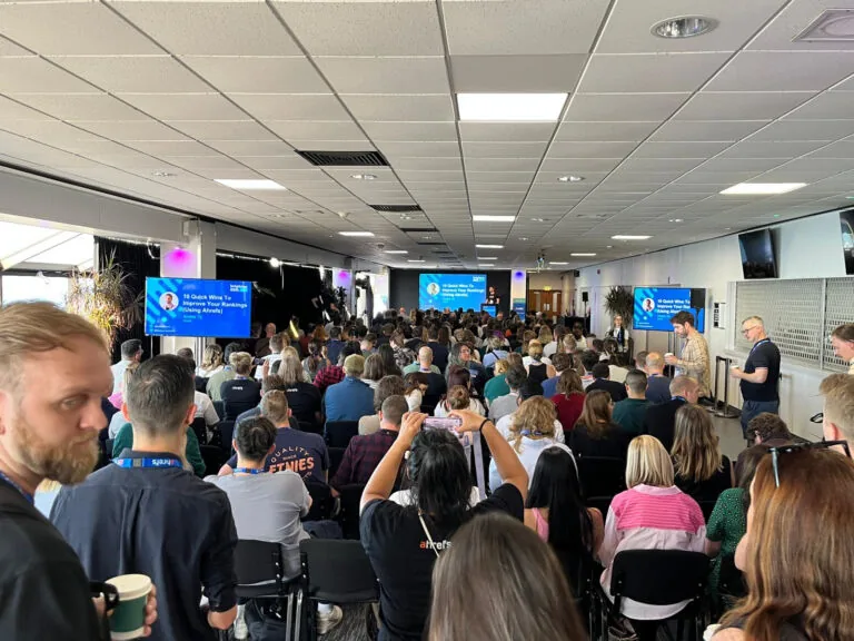 Andrei Țiț 在 BrightonSEO 上面对人群演讲