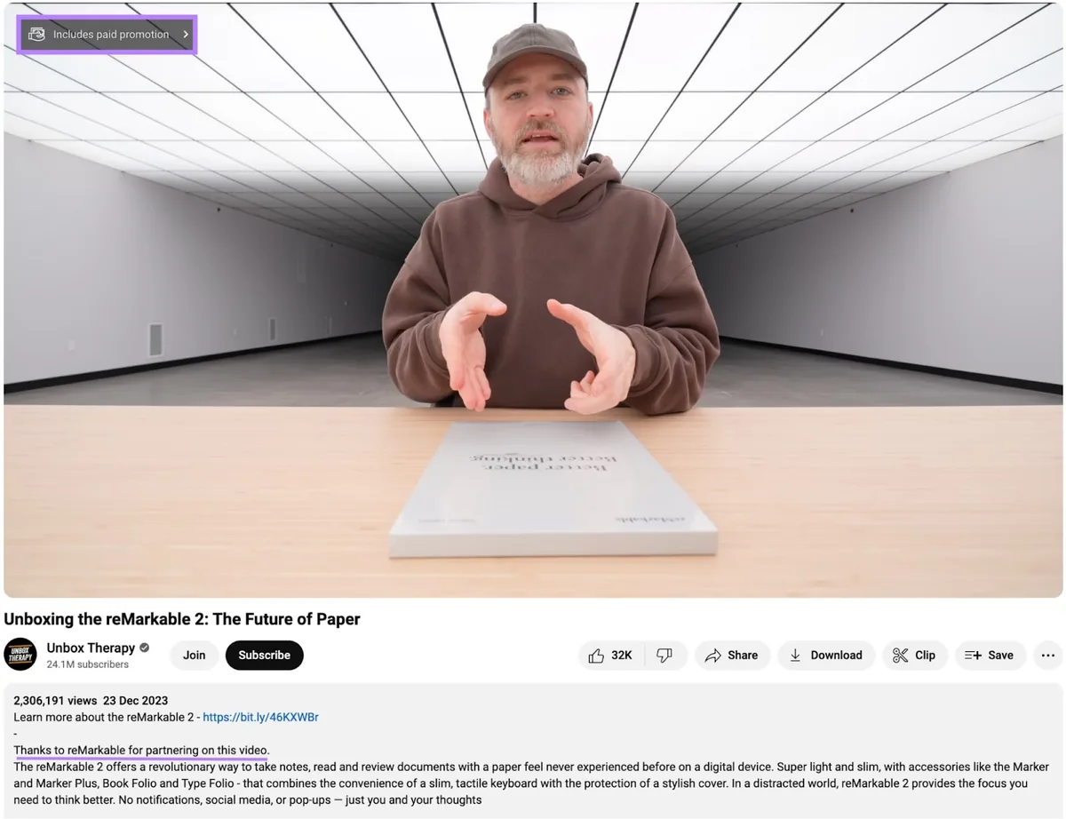 付费推广的 YouTube 视频,一名身穿棕色连帽衫的男子在开箱某物品