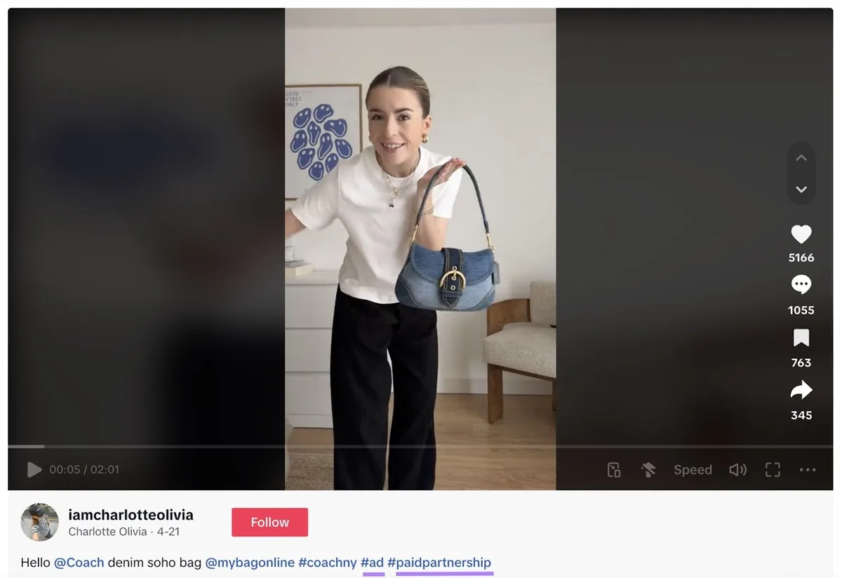 时尚博主 iamcharlotteolivia 的 TikTok 赞助广告,一位女士拿着牛仔包