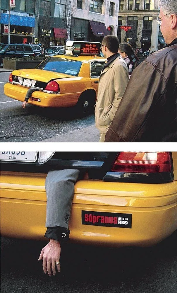 一辆后备箱挂着一只假手臂、并带有“The Sopranos”广告的出租车