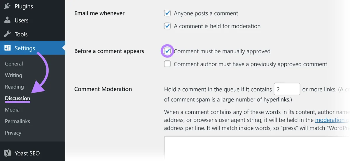 WordPress 讨论设置页面,勾选并高亮“Comments must be manually approved”选项
