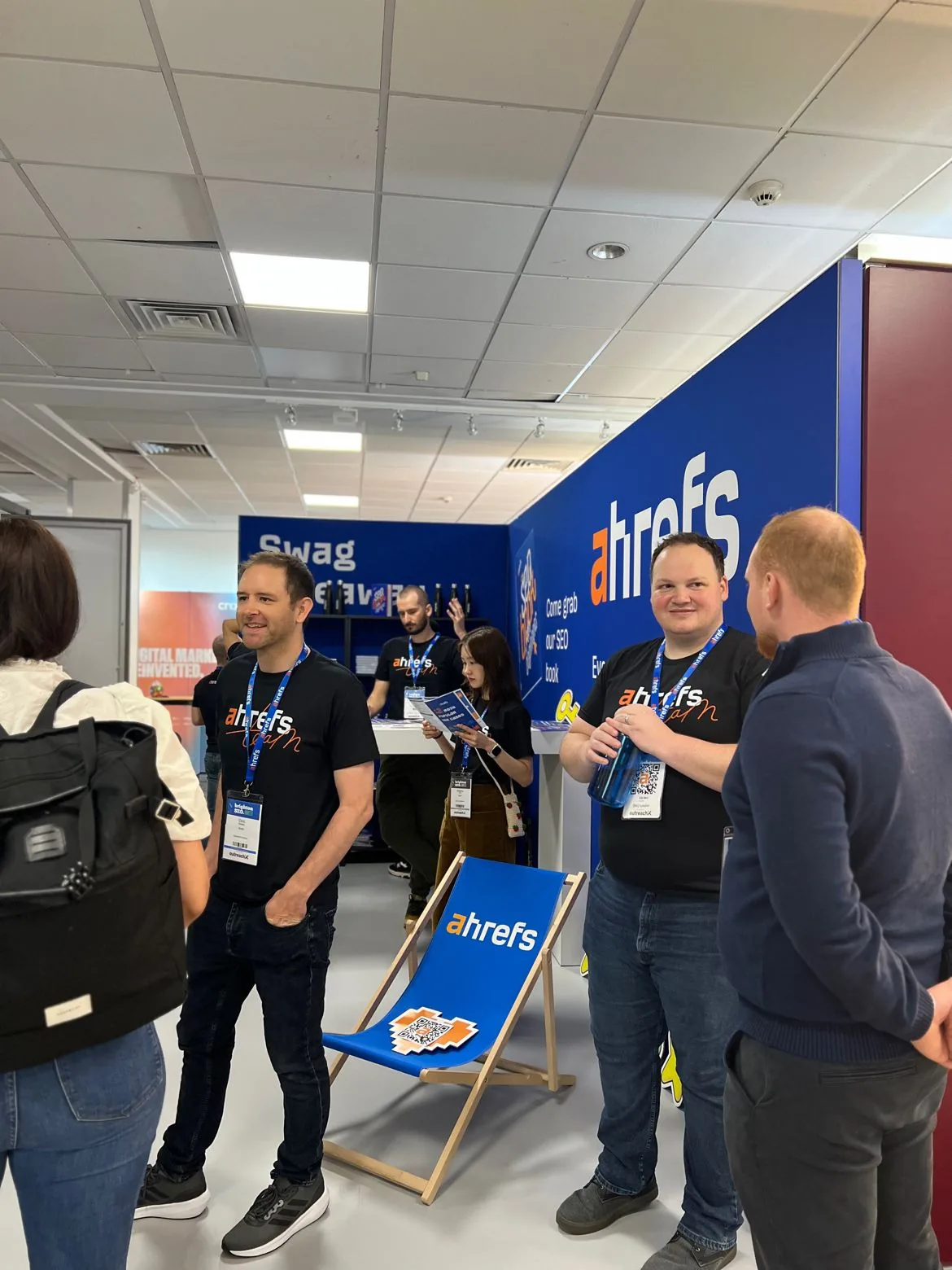 Patrick Stox 和 Chris Haines 向客户介绍 Ahrefs