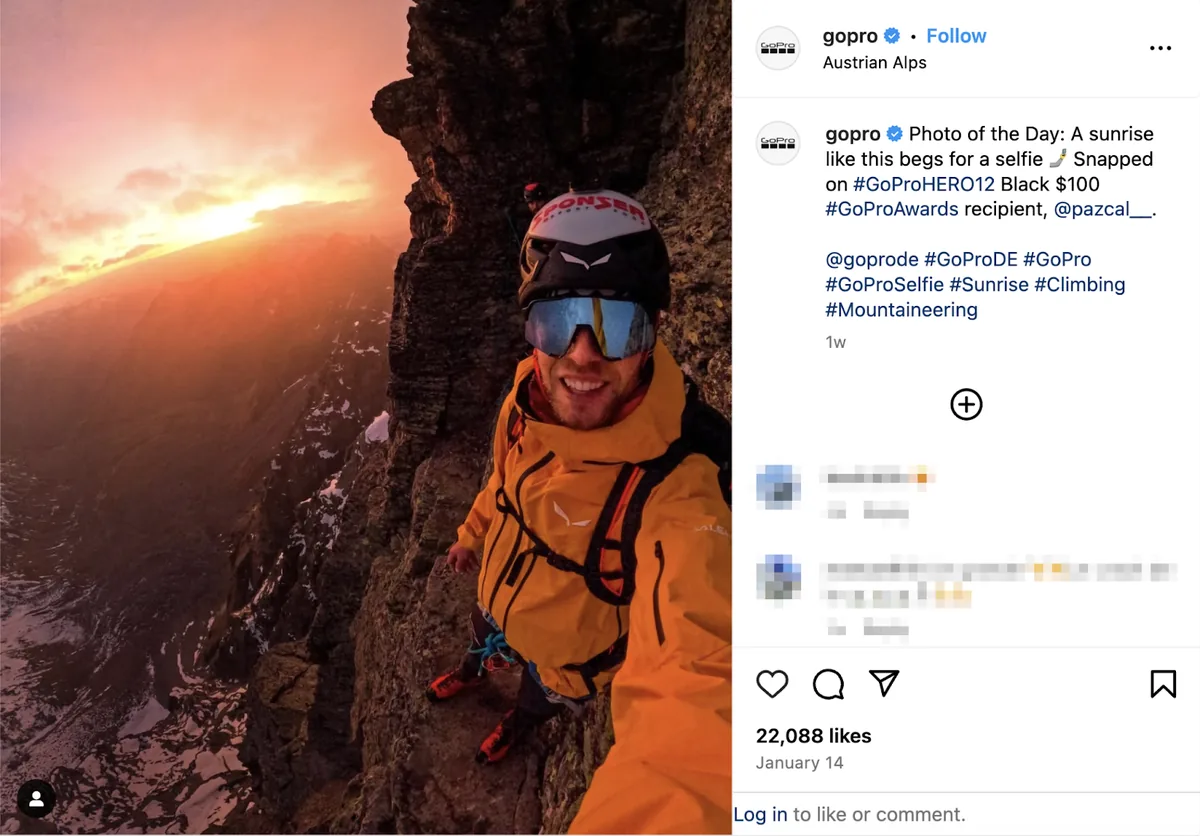 一位攀岩者在日出时于小悬崖壁架上自拍,该照片被用于 Instagram 上的社交媒体活动。