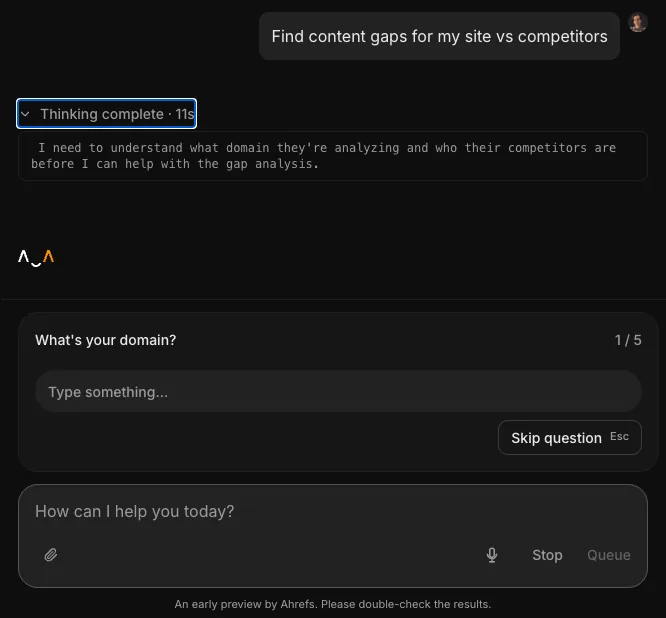 一张 Agent A 界面截图,显示用户提示“Find content gaps for my site vs competitors”。AI 已完成 11 秒的“思考”,并正在询问用户“What's your domain?”,这是五个入门问题中的第一个。