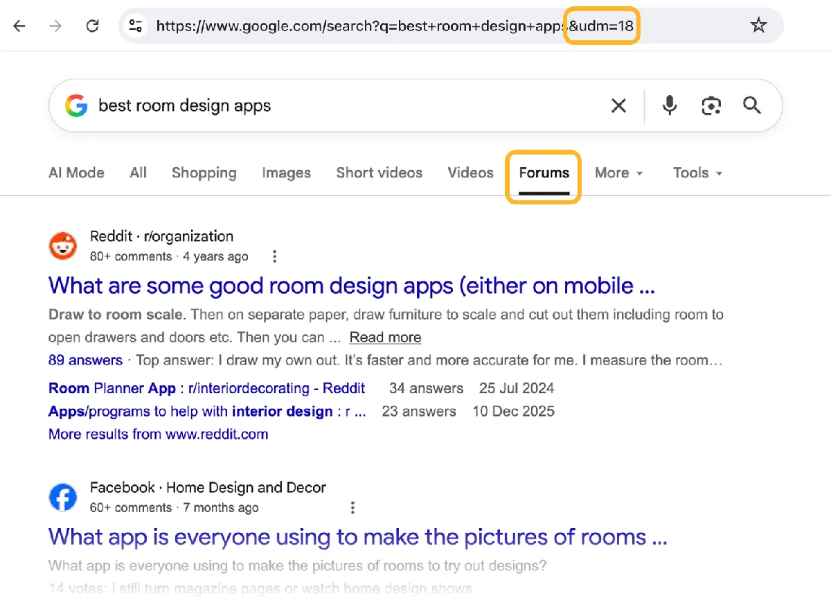 针对 “best room design apps” 的 Google 搜索,地址栏中带有 &udm=18 参数且 Forums 标签被圈出,返回来自 Reddit 和一个 Facebook 群组的帖子。